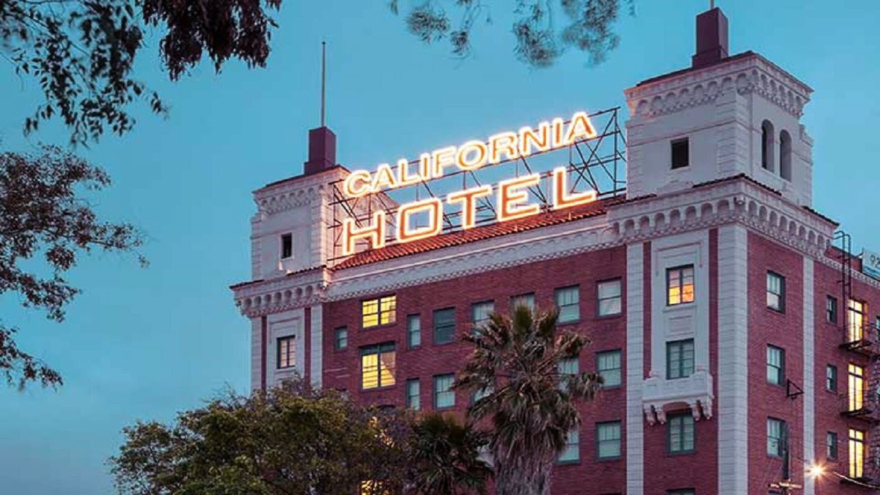 Отель калифорния на телефон. Отель Калифорния. Гранд Калифорния отель. Hotel California Hotel California. Отель Калифорния фото в Калифорнии.