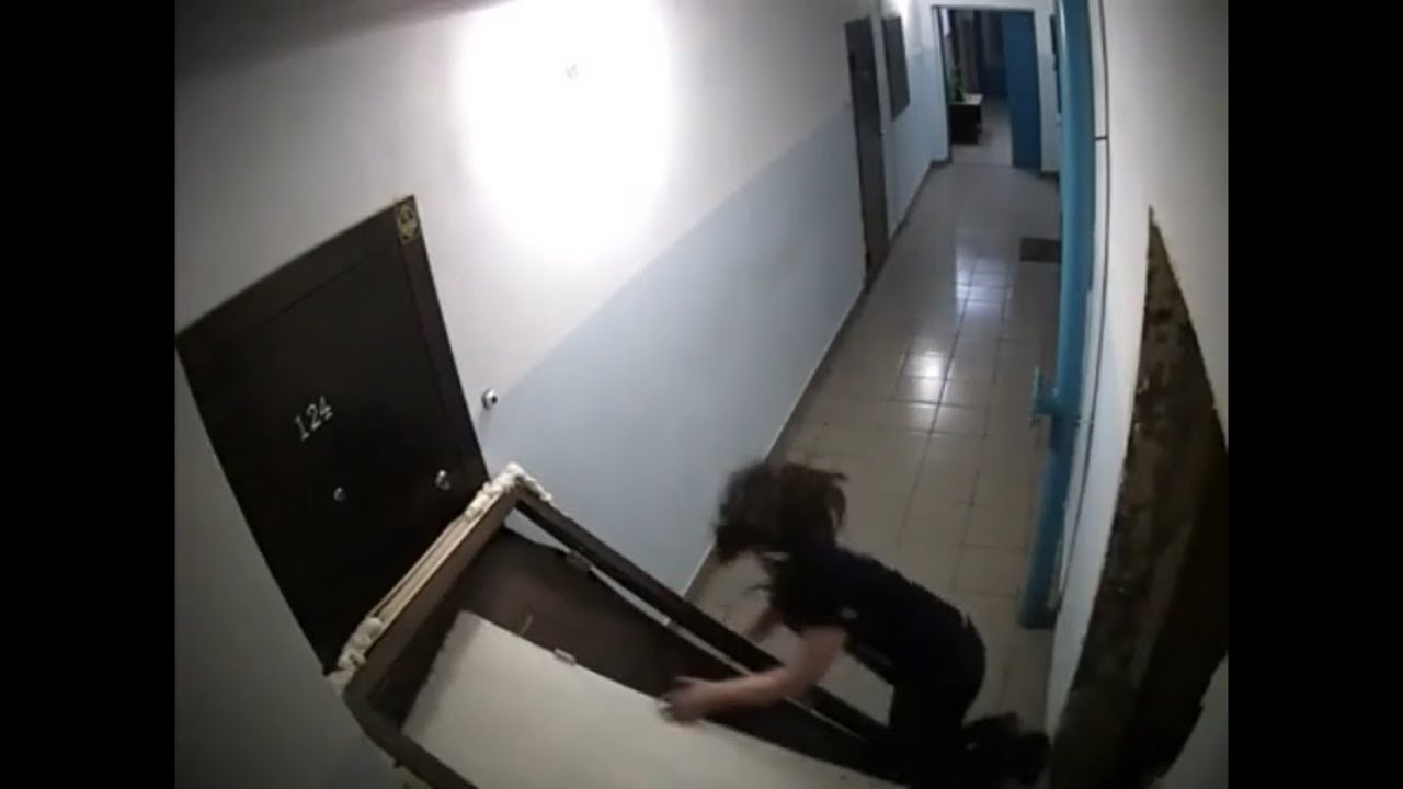 Мужик застрял в машине Мужик застрял в машине