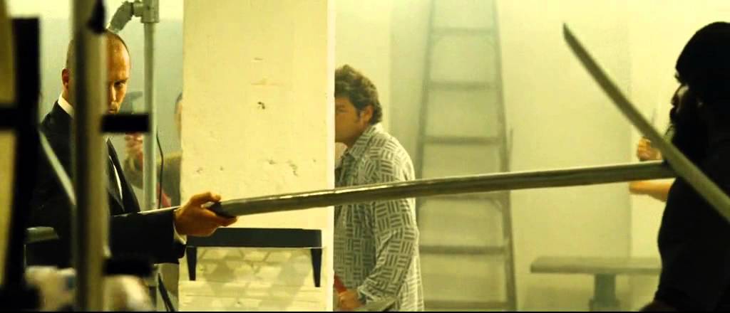 Фрэнк Мартин бьется с вооруженной толпой - Перевозчик 2 / 2005 - YouTube