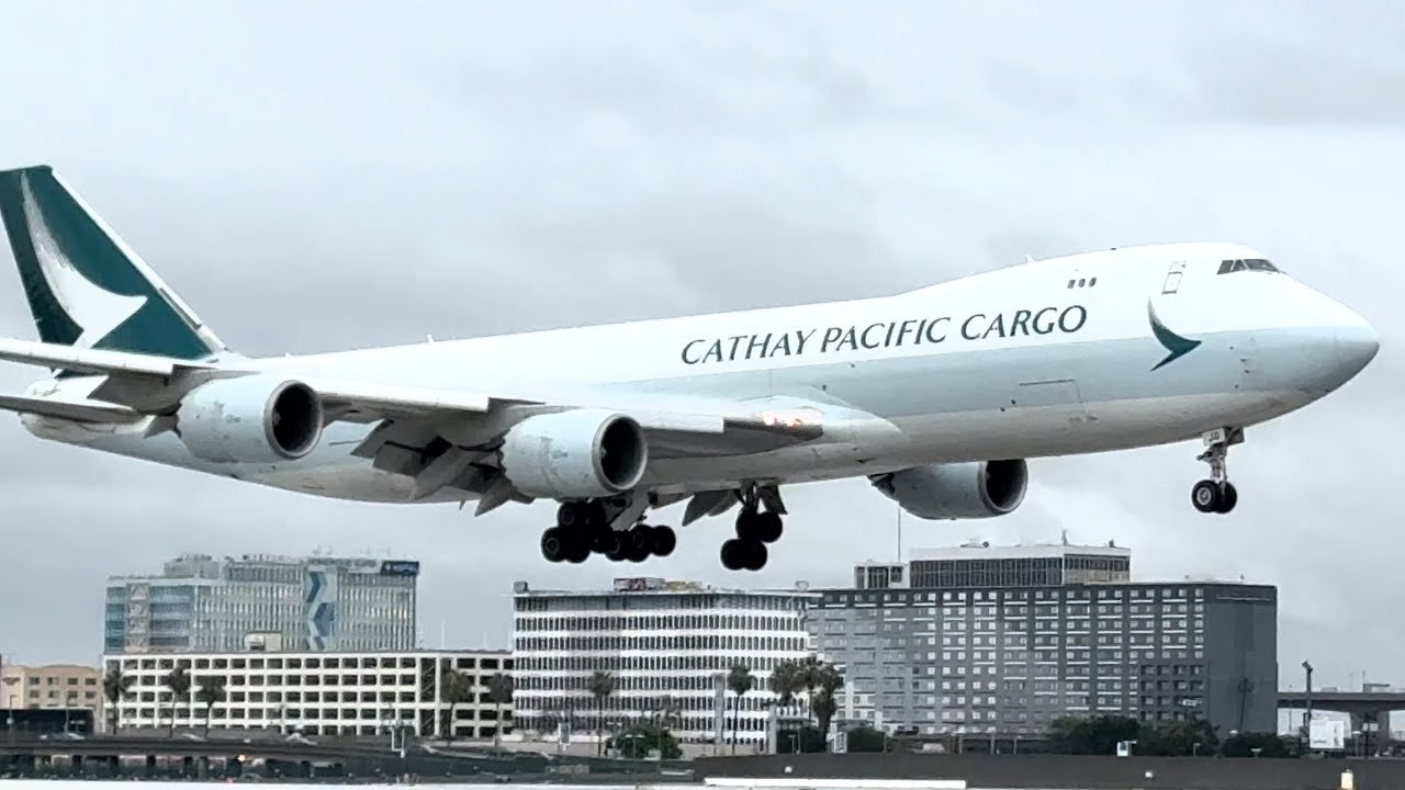 LAX favorite place to relax with airplane’s landing 