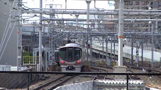 先発列車の出発中に次の列車の到着アナウンスとチャイムが流れる大阪駅を出発する大阪環状線内回り323系