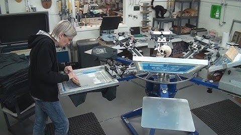 Screen Printing Tee Shirts: One Color Distressed Print Production Run