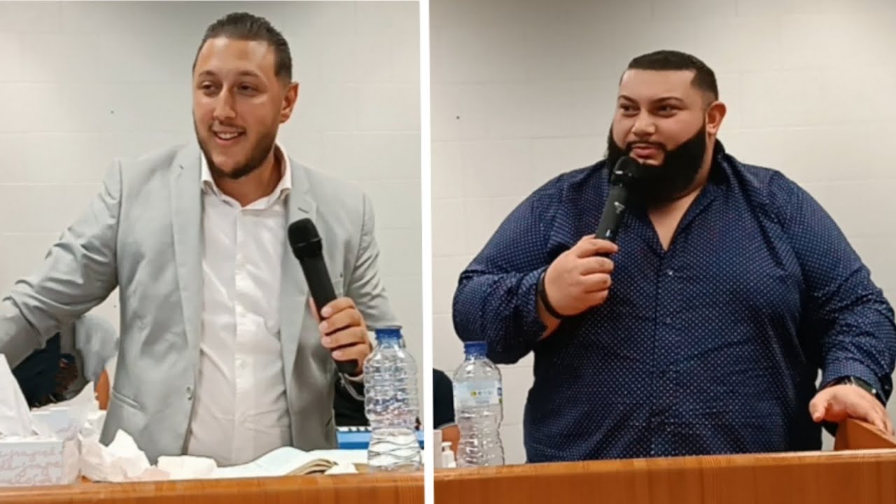 Ismael y Tete celebrando un culto en la iglesia de pego