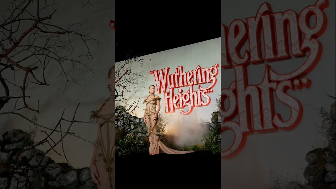 Ella es el aut&eacute;ntico anhelo. 🌹 #MargotRobbie cautiva en la Premier de Londres.