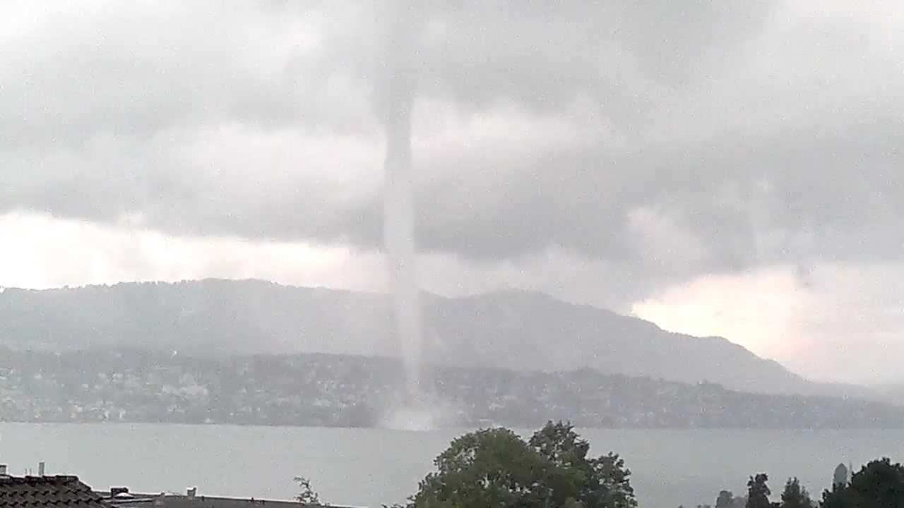 TORNADO/Windhose über dem Zürichsee -- 21.07.2012 - YouTube