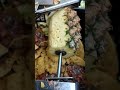 The process of peeling pineapples. Good tools improve cutting efficiency