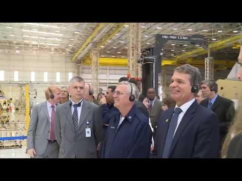 Ministro da Defesa e Comandante da FAB visitam indústrias e unidades de tecnologia aeroespacial