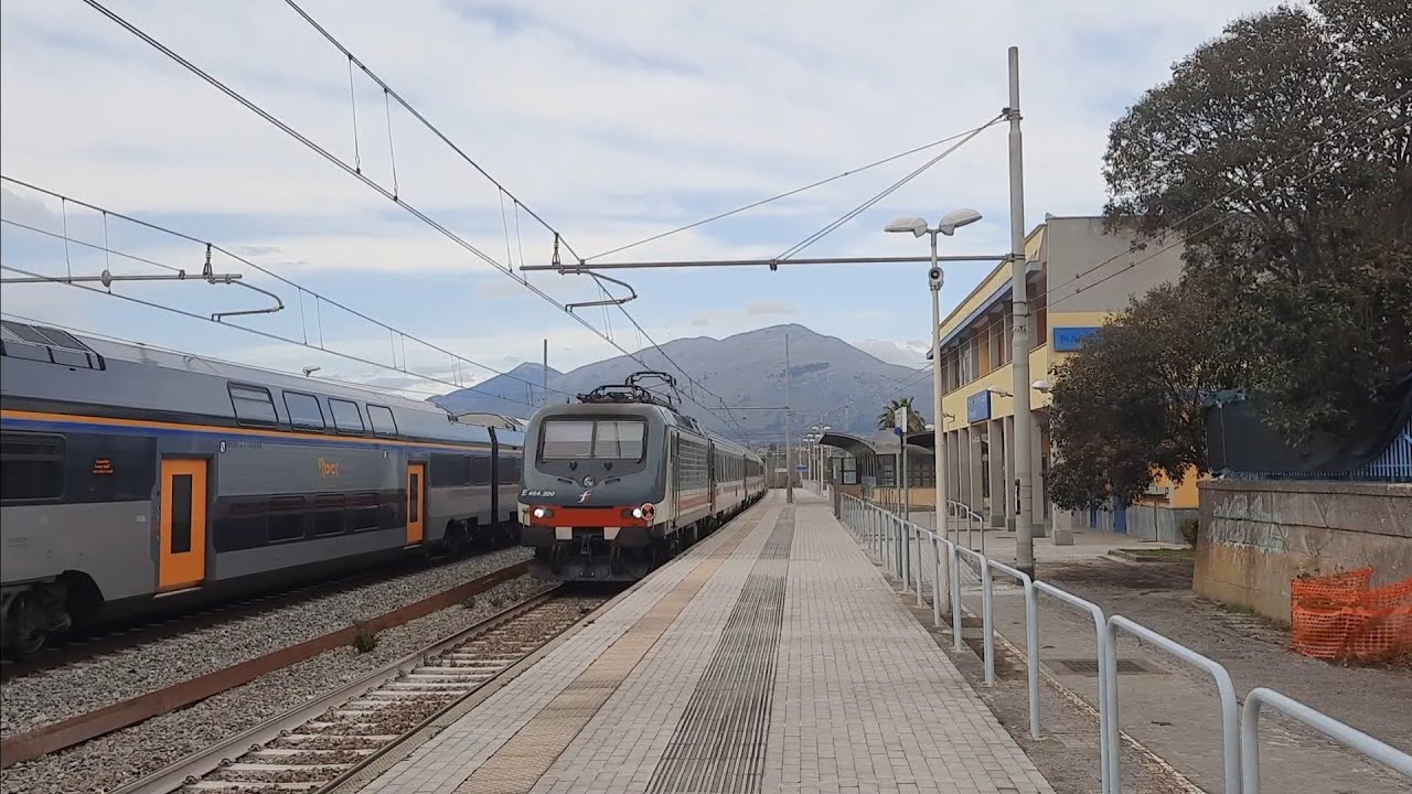 FANTASTICO INCROCIO TRA REGIONALE E INTERCITY A MARCELLINA - YouTube