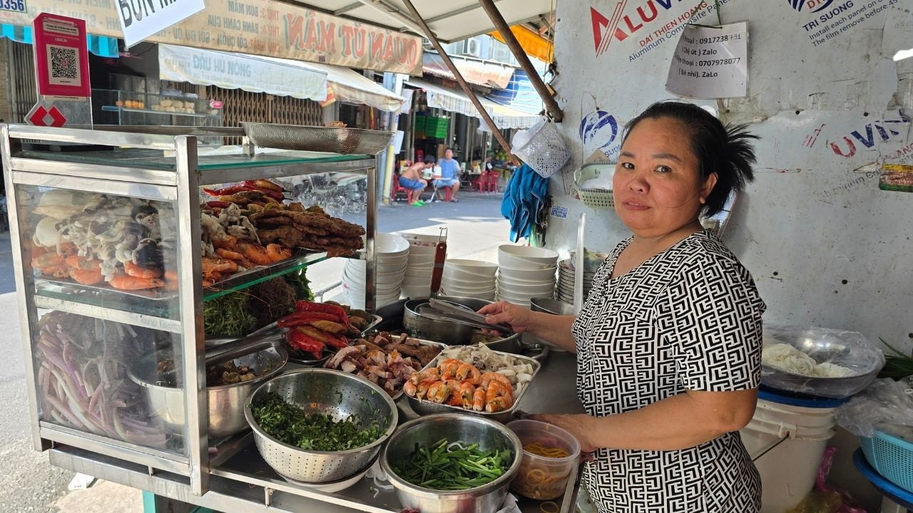 Trùm bún mắm đầu cá lóc bông Út Mẫn Sài Gòn không kịp trở tay khi khách quá đông