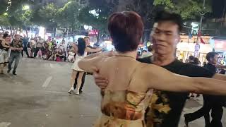 Как Вьетнамцы в Хоное проводят время вечерние летом. Пешеходная улица в столице Вьетнама.