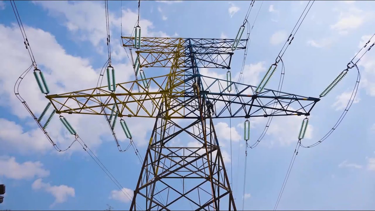 高圧送電線の点検整備、活線状態で作業 雲南省開遠市 - YouTube