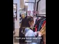 جيني ما تحب تلبس ملابس حمرا بس الاحمر عليها                                                          نجومي