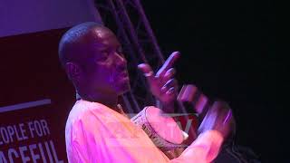 baba maal en concert live au festival open mic en gambie avec beaucoup d'ambiance