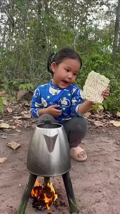 Survival Skills: Singel Mom Show SMART ideas USEFUL With Noodles in forest #camping #bushcraft