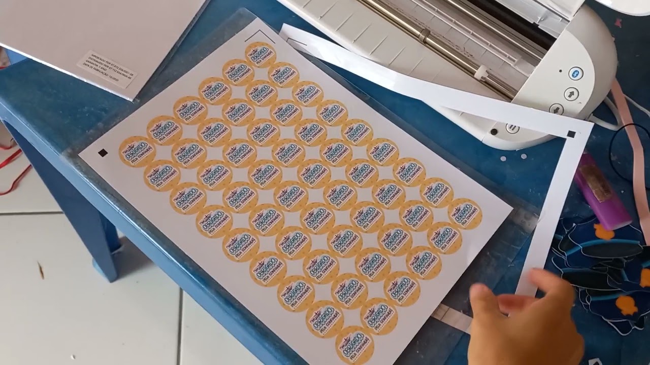 MEIO CORTE NO PAPEL ADESIVO 135G COM A PORTRAIT 3