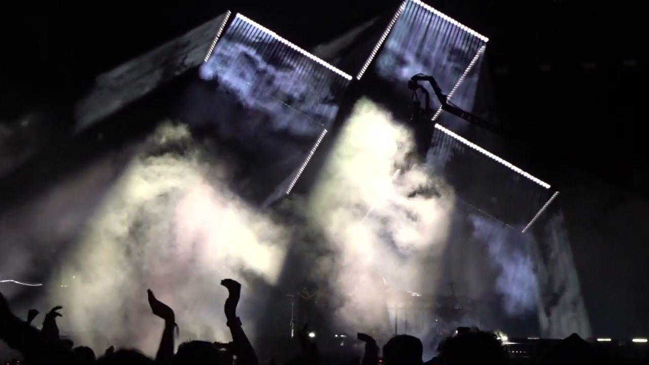 The xx - Intro (Live) Paris, We Love Green 2026 - YouTube