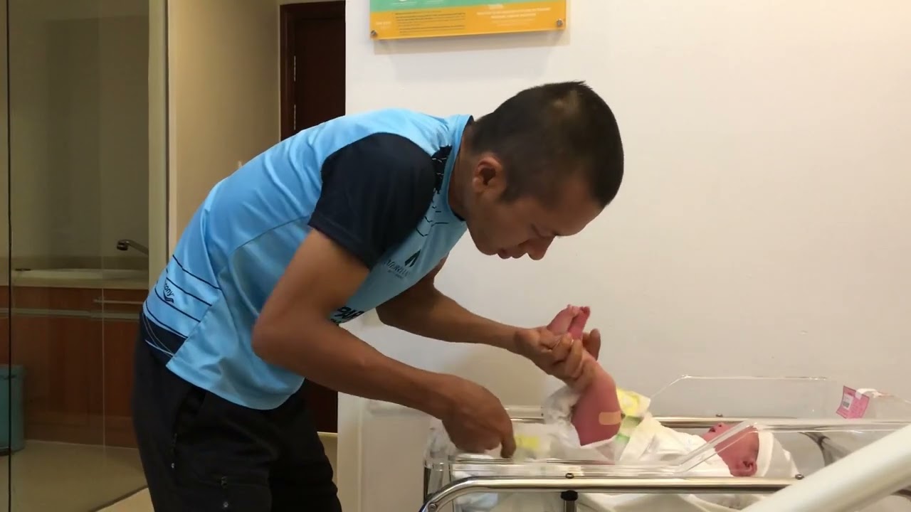 Bố thay bỉm cho Lạc