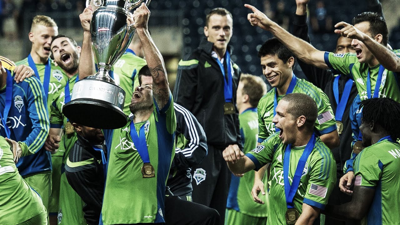 Clint Dempsey celebrates winning his first club trophy with 2014 US Open  Cup victory 