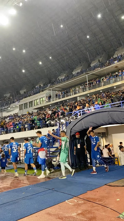 DETIK-DETIK PEMAIN PERSIB MENAIKI PODIUM JUARA UNTUK MENGANGKAT TROFI JUARA LIGA 1