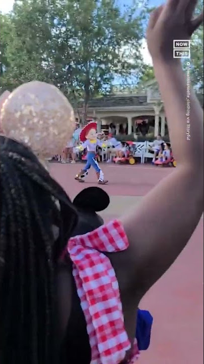 Woody Helps Jessie Create Magical Moment for Child at Disney World ❤️