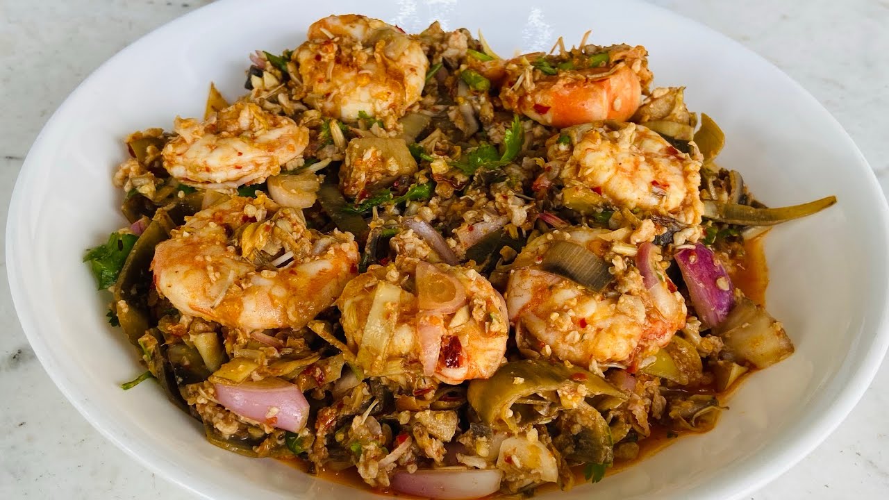 ยำหัวปลี กับข้าว อาหารไทย Banana Flower Salad (Thai Food) by ครัวหรรษา