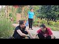 Witnessing this scene, Hang's mother hoped that Hang would accept Linh.