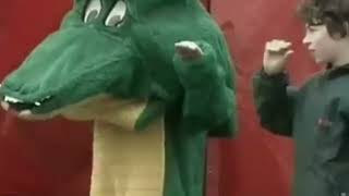 Маленький komputersem плачет из-за того, что его не пустили на аттракцион (2006)