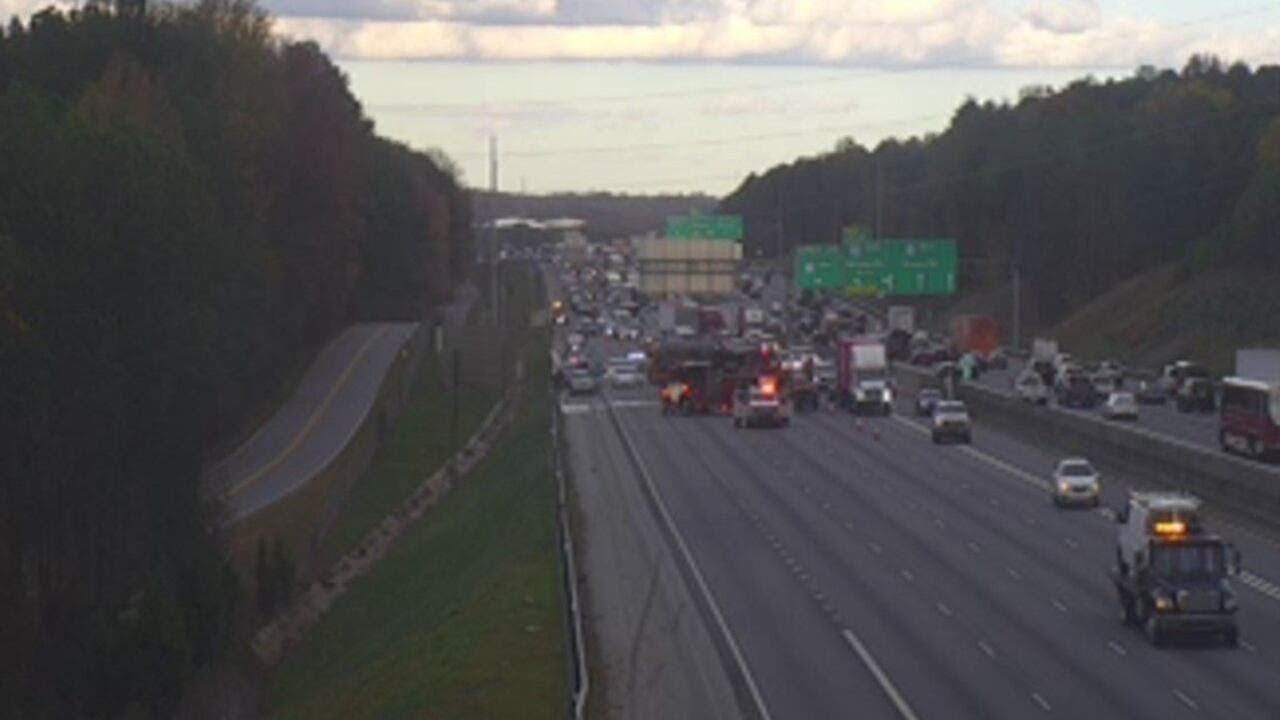 Crash closes lanes of I-85 in Gwinnett County - YouTube