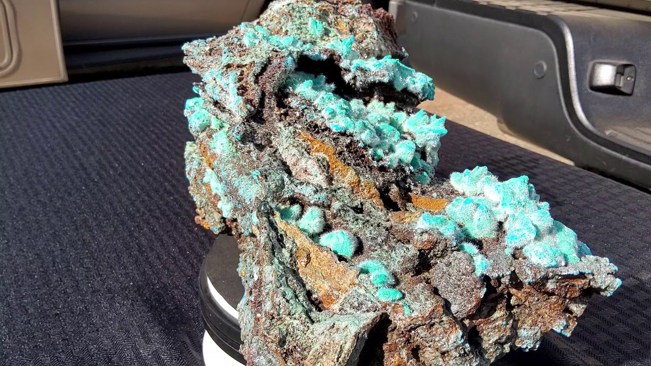 kobyashevite, Boothite over Calcite - YouTube