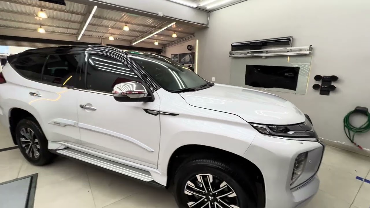 Pajero Sport 2024 - Revestimento Black Piano teto, colunas + Engate reforçado - ArtsomAuto