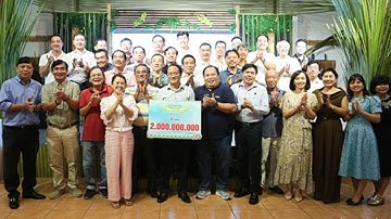 Câu lạc bộ Nghĩa tình Quảng Trị trao 2 tỉ đồng cho chương trình Tiếp sức đến trường