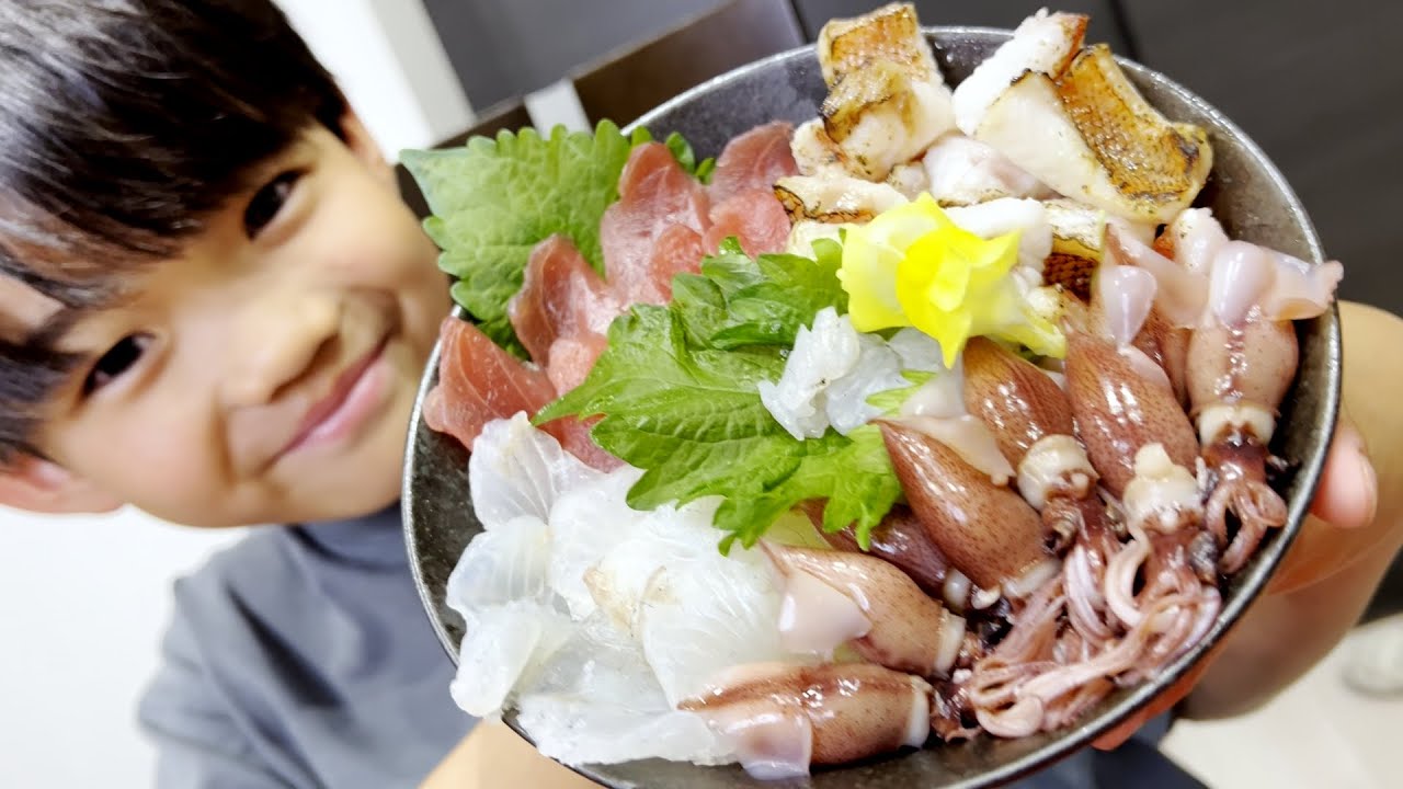 【最高】市場で仕入れた魚介でオリジナルの海鮮丼を作る8歳！