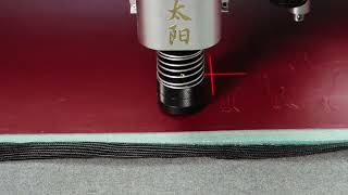 Fully automatic composite material vibrating knife cutting machine
