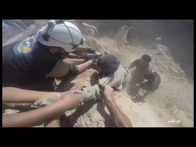 استهداف عناصر الدفاع المدني بقصف روسي أثناء محاولتهم إنقاذ ضحايا قصف بقرية تل مرديخ بإدلب