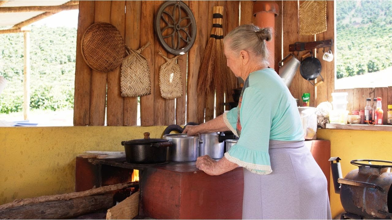 Деревенский обед, приготовленный в бабушкиной печи на дровах