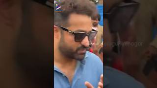 అడగ్గానే ఆటోగ్రాఫ్ ఇచ్చి ఫ్యాన్ ని SURPRISE చేసిన #NTR 😍 | #JrNTR Autograph To Fan | #Devara | TFN