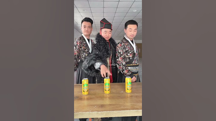 男人徒手捏碎啤酒瓶Man crushes beer bottle with bare hands