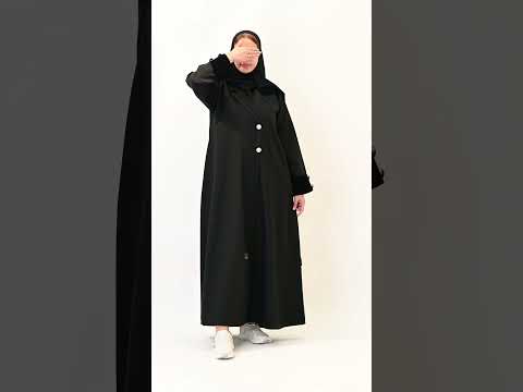 عباية سوداء بكم مخمل وبياقة وأزرار زينة ذهبية