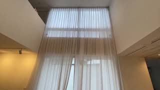 【オシャレ】電動のカーテンレールで吹き抜けの天井から床までのカーテン