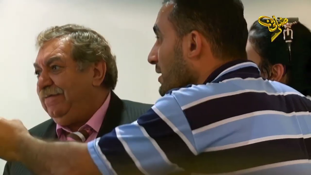 بلدوزر الفنانيين بالاردن حابس العبادي يتعرض لتحدي  يجعله يبدء بالضرب والتكسير بوجود ضافي العبداللات.