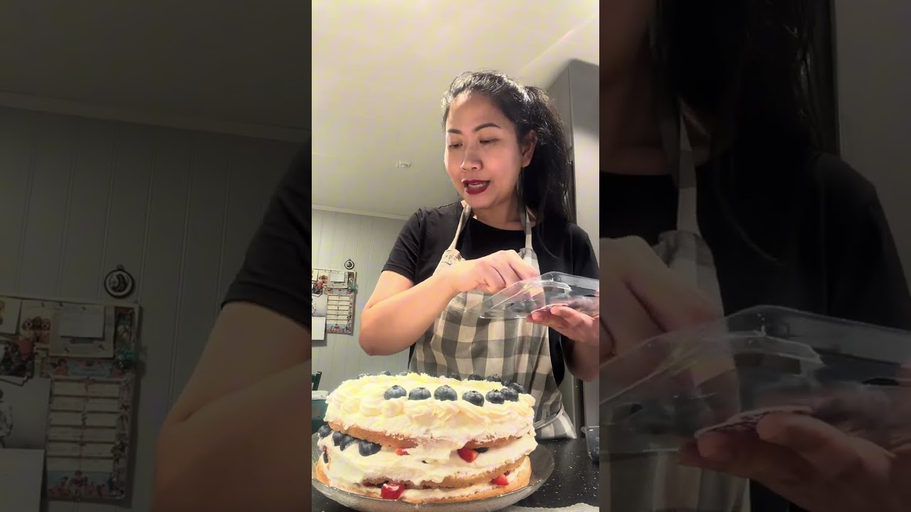 ทำเค้กอะไรเนี่ย😂มั่วไปเรื่อยๆกับเค้กสตอเบอรี่🍓🍓กับบลูเบอรี่🫐🫐😂