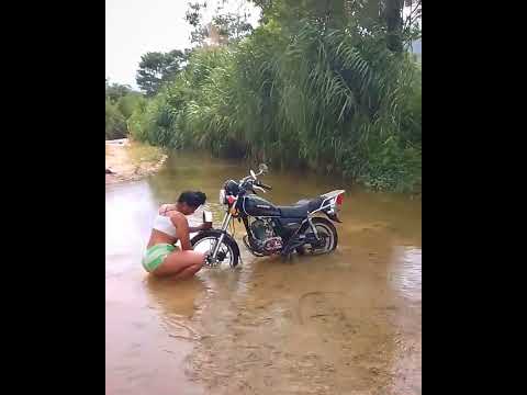 la maracucha lavando la moto