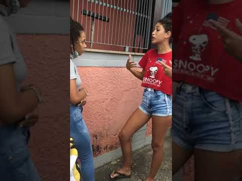 briga de escola é interrompida pela mae da garota