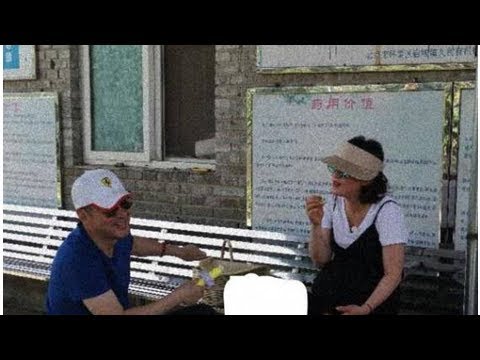 ϟ43岁蒋勤勤挺大肚和陈建斌郊外摘樱桃 夫妻俩笑容满面
