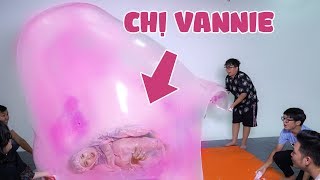LẦN ĐẦU CHUI VÀO BÊN TRONG BÓNG BÓNG SLIME KHỔNG LỒ | VANNIE SLIME