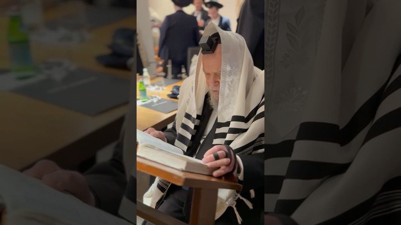 ראש הישיבה הגרמ״ה הירש בתפילת שחרית בשדה התעופה