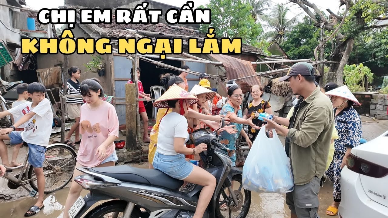 Không Ngại Tặng Món Đồ Thiết Yếu Cho Chị Em Vùng Lũ Lụt Tan Hoang