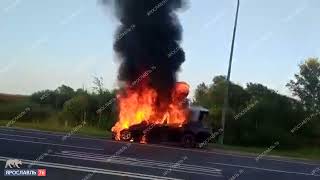 На трассе М8 за Кузнечихой в Ярославле сгорел автомобиль