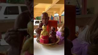 Sư phụ trụ trì của chùa wat sam ngam đang thổi hồn cho các bé kmt