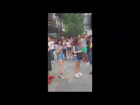 路人户外偶遇冯提莫，网友：这才是真实的冯提莫